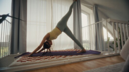 DOP Patrick Jaworek – A lifestyle shoot capturing a four young people laughing and enjoying a quiet moment together in their cozy living room; a friendship and homestory full of warmth and authenticity. Yoga