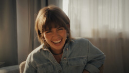 DOP Patrick Jaworek – A lifestyle shoot capturing a four young people laughing and enjoying a quiet moment together in their cozy living room; a friendship and homestory full of warmth and authenticity