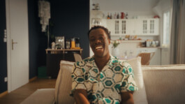 DOP Patrick Jaworek – A lifestyle shoot capturing a four young people laughing and enjoying a quiet moment together in their cozy living room; a friendship and homestory full of warmth and authenticity