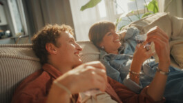DOP Patrick Jaworek – A lifestyle shoot capturing a young couple laughing and enjoying a quiet moment together in their cozy living room; a friendship and homestory full of warmth and authenticity