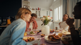 DOP Patrick Jaworek – A lifestyle shoot capturing a four young people laughing and enjoying a quiet moment together in their cozy living room; a friendship and homestory full of warmth and authenticity. Sitting at the dinner table