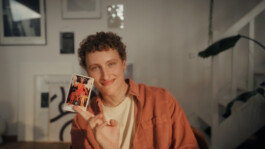 DOP Patrick Jaworek – A lifestyle shoot capturing a four young people laughing and enjoying a quiet moment together in their cozy living room; a friendship and homestory full of warmth and authenticity